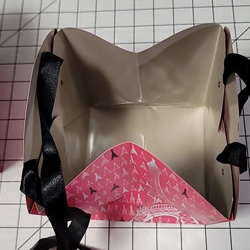 Gift Bag, 7 Pink and 1 Red Eiffel Tower Gift Bags,‎ Base 5.25x5.25 High 5.75 NIB